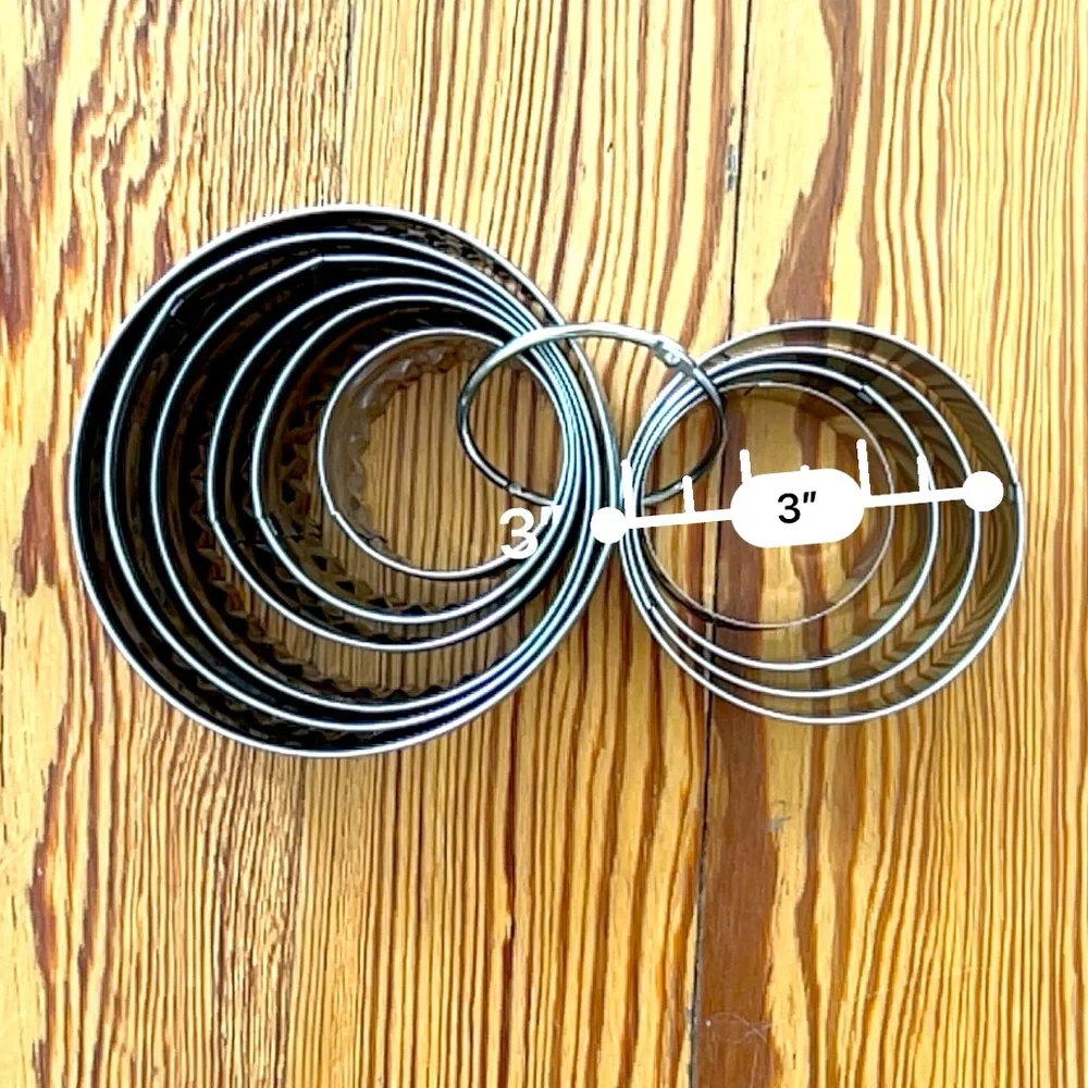 Crate & Barrel Cookie Biscuit Cutter Set Round Scalloped on Ring